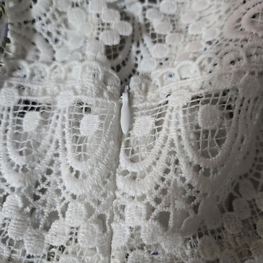 Lulus Pretty Floral Print Crochet Lace Romper NWT - Picture 6 of 7